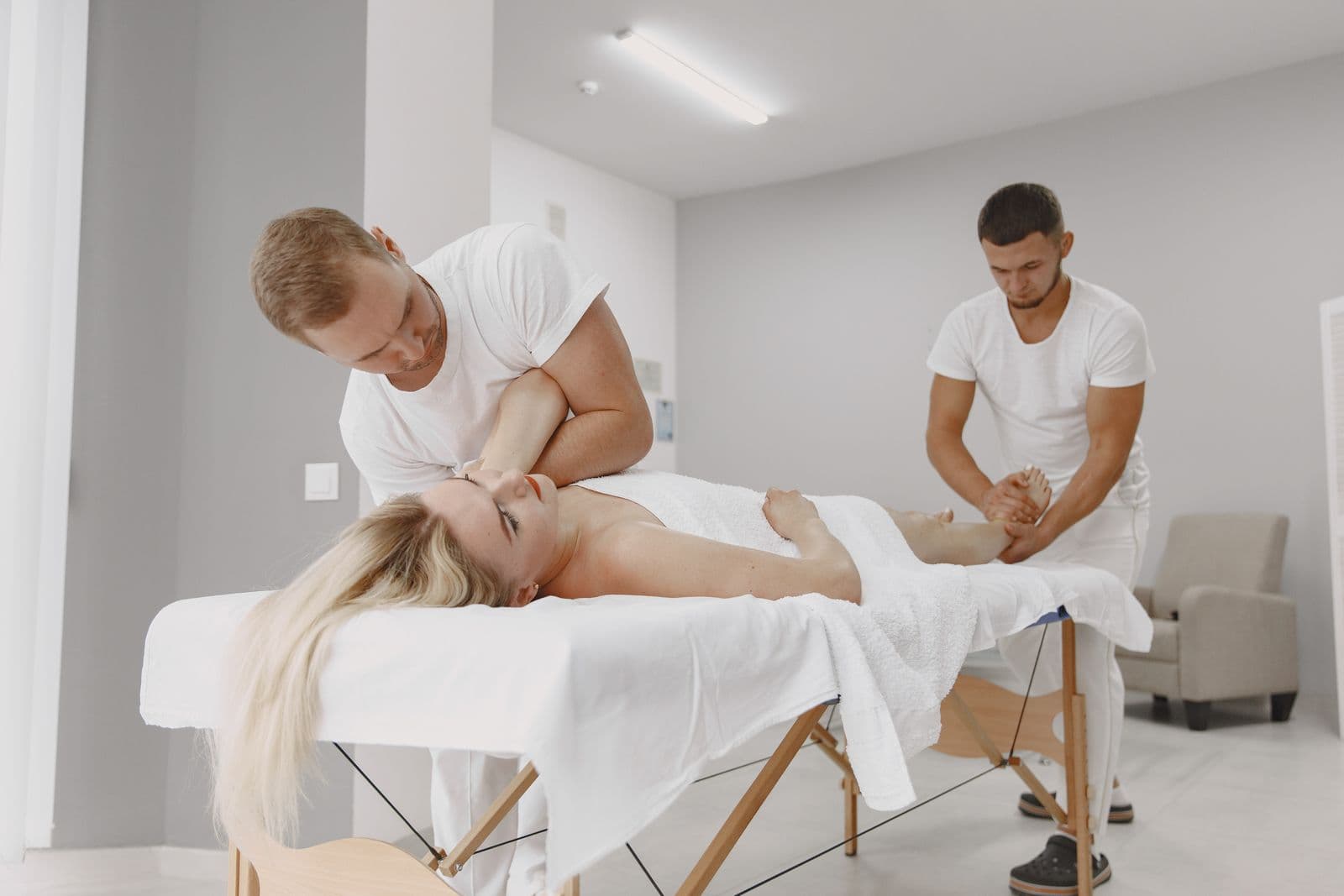 Massage body chuyên sâu bấm huyệt
